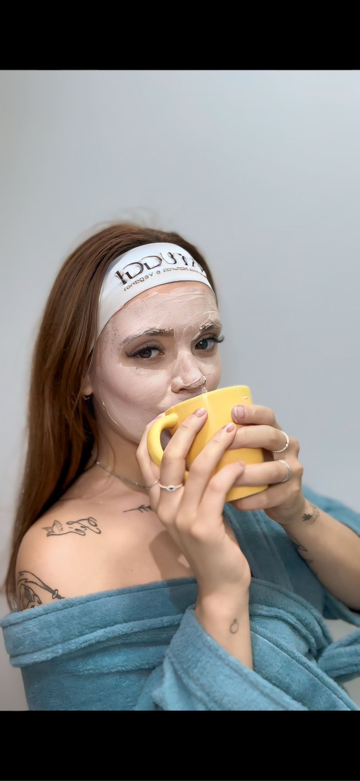 Giovanna em casa tomando chá, no meio do protocolo de 30 dias